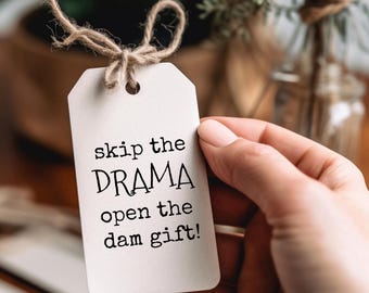 Etiquetas de regalo imprimibles sarcásticas: Etiquetas de regalo divertidas y groseras (Descargar)