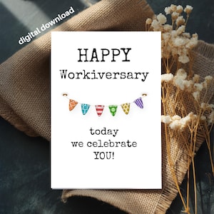 以下が含まれることがあります： 「HAPPY Workiversary」の文字が黒で書かれた白いカード。テキストの下には、カラフルなペナントのバナーがあります。カードには「today we celebrate YOU!」の文字も黒で書かれています。「digital download」の文字が左上にあります。