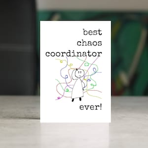 Puede incluir: Una tarjeta blanca con texto negro que dice "best chaos coordinator ever!" Un dibujo de palo de una persona con una expresi&oacute;n confundida est&aacute; rodeado de l&iacute;neas de colores.