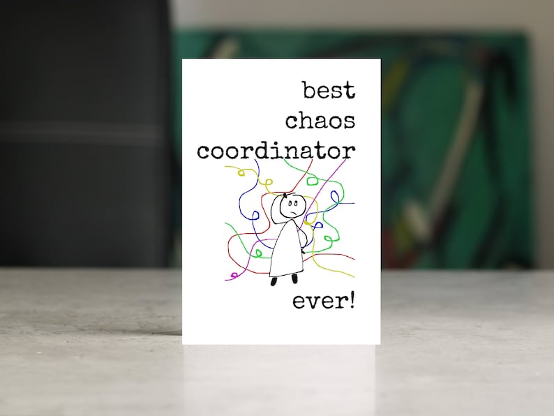Puede incluir: Una tarjeta blanca con texto negro que dice "best chaos coordinator ever!" Un dibujo de palo de una persona con una expresi&oacute;n confundida est&aacute; rodeado de l&iacute;neas de colores.