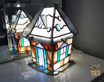 Glas-in-lood lamp - winterhuis, sprookjeshuis nachtlampje, kersthuis decoratie