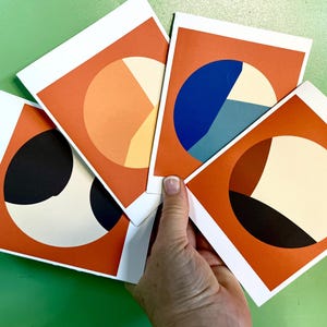 Conjunto de cartões de nota abstratos modernos - designs geométricos de meados do século. Inclui cartões em branco, envelopes e adesivos opcionais. Perfeito para qualquer ocasião