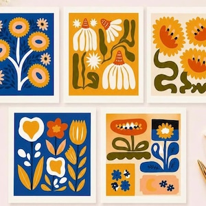 Könnte beinhalten: Fünf gerahmte Kunstdrucke mit Blumenmotiven. Jeder Druck zeigt ein einzigartiges, farbenfrohes Blumendesign in Gelb-, Orange-, Weiß- und Blautönen. Die Drucke werden auf weißem Hintergrund angezeigt.
