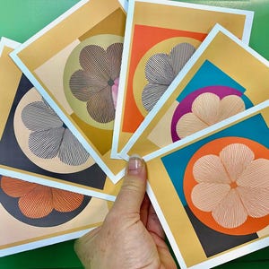 Juego de 12 tarjetas con notas florales abstractas modernas de mediados de siglo. Estilo geométrico atrevido para notas de agradecimiento, obsequios o correspondencia elegante.