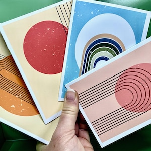 Conjunto de cartões abstratos modernos de meados do século – designs geométricos minimalistas, envelopes, adesivos opcionais. Papelaria elegante e de inspiração retrô!