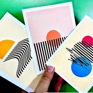 Conjunto de cartões de anotações abstratos modernos de meados do século – designs geométricos ousados com envelopes. Em caixa de presente e em branco por dentro para qualquer ocasião!