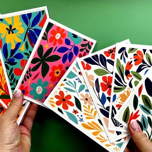 Ensemble de cartes postales florales modernes – 8 ou 16 cartes postales botaniques aux couleurs vives dans les formats 4 x 6 ou 5 x 7. Blanc pour toutes les occasions. Pochette cadeau. Prêt à être envoyé.