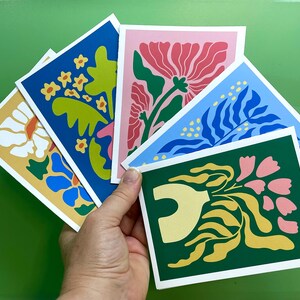 Papelaria floral abstrata moderna com caixa de presente e envelopes