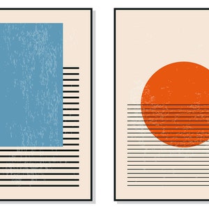 Op de afbeelding: Set van vier ingelijste abstracte kunstprints. Elke print toont geometrische vormen en lijnen in een minimalistische stijl. Kleuren zijn onder meer oranje, blauw en geel tegen een crèmekleurige achtergrond. De prints zitten in zwarte frames.