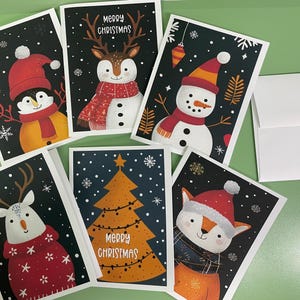 Set di 12 biglietti di auguri natalizi Buon Natale, cervo, albero e pupazzo di neve con buste. Adesivi disponibili per sigillare. Buon Natale - Scatola regalo trasparente