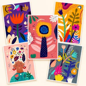 Op de afbeelding: Vijf rechthoekige kunstprints met levendige botanische en figuratieve illustraties. De ontwerpen bevatten een grote zonnebloem op roze, een portret met bloemrijk haar en diverse abstracte bloemstukken in opvallende kleuren zoals oranje, paars en geel.