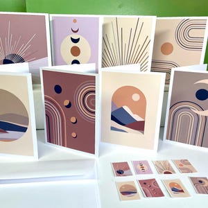 Conjunto de cartões de nota Boho Mid-Century Modern com designs abstratos. Inclui cartões em branco, envelopes e adesivos opcionais. Perfeito para qualquer ocasião!