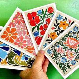 Conjunto de cartões florais Boho modernos de meados do século – 12 cartões em branco com envelopes e selos adesivos disponíveis. Desenhos botânicos abstratos vibrantes!