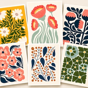Könnte beinhalten: Eine Sammlung von sechs Kunstdrucken mit floralen Motiven. Jeder Druck zeigt ein anderes stilisiertes Blumendesign in verschiedenen Farben, darunter Gelb, Rosa, Blau und Grün, vor einem cremefarbenen Hintergrund. Die Drucke zeigen eine Reihe von botanischen Illustrationen.