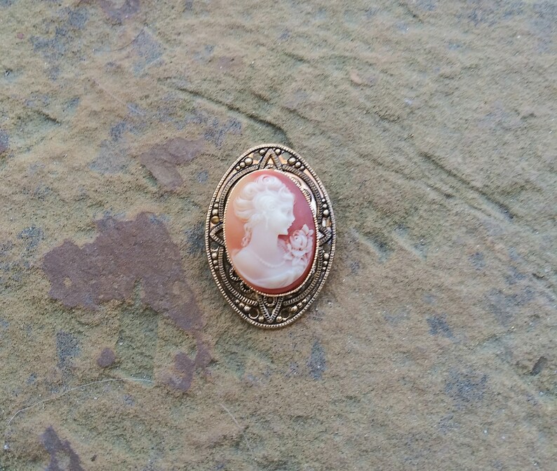 Retro Lady Woman Floral Cameo Gold Metal Vintage Brooch Pin
