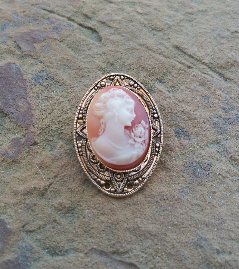 Retro Lady Woman Floral Cameo Gold Metal Vintage Brooch Pin