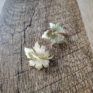 Vintage Emmons Earrings Clip-on, Pale Gold Tone Metal, Oak Leaf, Leaves Fall Autumn, Signed, Classic Retro Gift for Her