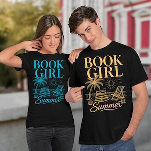 Op de afbeelding: Twee zwarte t-shirts met de tekst "BOOK GIRL" boven het woord "Summer" in een cursief lettertype. De afbeelding bevat een palmboom, een stapel boeken, een strandstoel, een zon en schelpen. Het ene shirt heeft blauwe graphics, het andere gele.