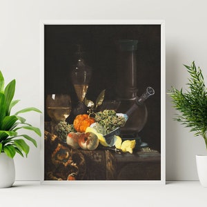 Pode incluir: Uma natureza morta que representa um bong de vidro, fruta e uma jarra de vidro. O bong é feito de vidro transparente e tem um bocal verde. A fruta inclui laranjas, limões e pêssegos. A jarra está cheia de um líquido transparente. A pintura está sobre um fundo escuro.