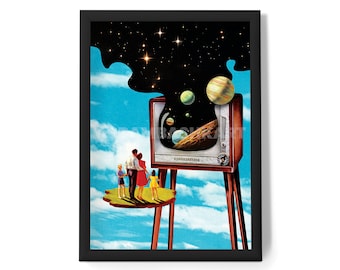 Puede incluir: Impresión artística enmarcada que presenta una escena surrealista con un televisor antiguo que muestra planetas y un cielo estrellado. Una familia está de pie en una isla flotante, observando la exhibición celestial. La obra de arte está ambientada en un cielo azul con nubes.