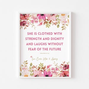Carta de amor para el Día de la Madre Proverbios 31:25 Regalo de arte de pared personalizado Regalo del Día de la Madre para ella Cita judaica Decoración de pared con flores rosas Gracias