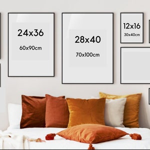 Peut inclure: Une galerie murale pr&eacute;sentant des tirages encadr&eacute;s noirs de diff&eacute;rentes tailles. Les cadres sont dispos&eacute;s en quinconce, le plus grand mesurant 28x40 pouces (70x100 cm) et le plus petit 5x7 pouces (13x18 cm).