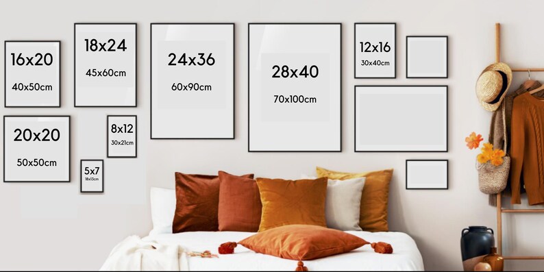 Peut inclure: Une galerie murale pr&eacute;sentant des tirages encadr&eacute;s noirs de diff&eacute;rentes tailles. Les cadres sont dispos&eacute;s en quinconce, le plus grand mesurant 28x40 pouces (70x100 cm) et le plus petit 5x7 pouces (13x18 cm).