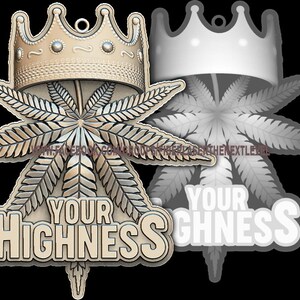 Op de afbeelding: Een gouden metalen hanger met een gestileerd marihuanablad met een kroon erop. De hanger heeft de tekst "Your Highness" in een vetgedrukt lettertype.