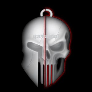Puede incluir: Colgante con diseño de calavera dividida. Una mitad se asemeja a un casco espartano, la otra a una calavera humana. El colgante es blanco con detalles rojos y la palabra "gayagri" es visible. El fondo es negro.
