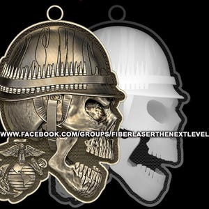Könnte beinhalten: Ein silberner Schädel, der einen Militärhelm mit dem Text "USMC" auf der Vorderseite trägt. Der Schädel hält ein USMC-Emblem in seiner linken Hand. Das Bild ist ein 3D-Modell eines Schädels.