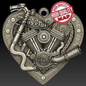 Op de afbeelding: Zilverkleurige hartvormige hanger met een motorfietsmotordesign. De hanger bevat de tekst "Gavagni Copyright" en een rood-witte "High Quality Map" stempel. Het ontwerp bevat tandwielen, pijpen en een ketting.