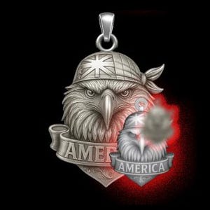 Könnte beinhalten: Ein silberner Anhänger mit einem detaillierten Adlerkopf, der ein Bandana mit Sternmuster trägt. Das Wort "AMERICA" ist auf einem Banner unter dem Adler eingraviert. Eine kleinere, verschwommene Version des Anhängers ist rechts zu sehen.