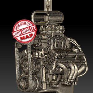 Op de afbeelding: Een gedetailleerd, metalen motormodel met het woord 'HEMI' bovenop. De motor heeft een riemsysteem, uitlaatpijpen en de tekst 'HIGH QUALITY MAP' op een rood-wit cirkelvormig embleem. Het model staat tegen een donkere achtergrond.