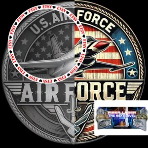 Può includere: Un design circolare che presenta un jet della US Air Force grigio e bianco con le parole "U.S. AIR FORCE" in un cerchio bianco con cuori rossi e la parola "ETSY" ripetuta attorno al cerchio. Il lato destro del design presenta una bandiera americana rosso, bianco e blu con un jet rosso, bianco e blu di fronte ad essa. Le parole "AIR FORCE" sono in uno stendardo nero nella parte inferiore del design. Il testo "FIBER LASER THE NEXT LEVEL" è in un rettangolo bianco con uno sfondo blu.