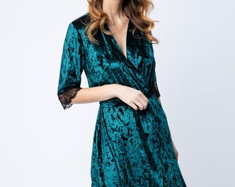 Emerald green velour / shiny velvet dressing-gown / robe decorated with lace