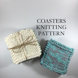 Könnte beinhalten: Zwei gestrickte Untersetzer, einer weiß und einer blau und grau, mit dem Text "COASTERS KNITTING PATTERN" darüber.