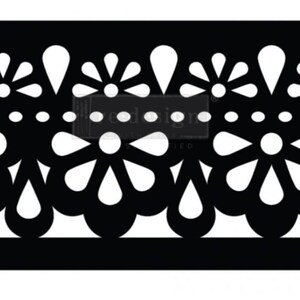 Peut inclure: Pochoir noir et blanc avec un motif r&eacute;p&eacute;titif de fleurs et de formes de larmes. Le pochoir est con&ccedil;u pour l'artisanat et la d&eacute;coration.