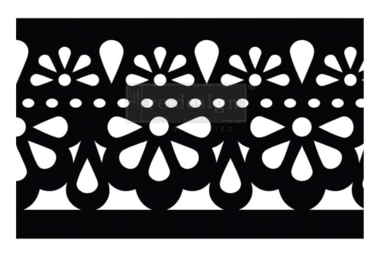 Peut inclure: Pochoir noir et blanc avec un motif r&eacute;p&eacute;titif de fleurs et de formes de larmes. Le pochoir est con&ccedil;u pour l'artisanat et la d&eacute;coration.
