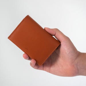 Handgemaakte portemonnee voor munten en kaarten in roestbruin van zacht luxe volnerfleer
