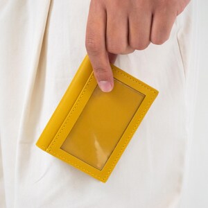 Carteira de couro feita à mão com janela para identificação em amarelo âmbar