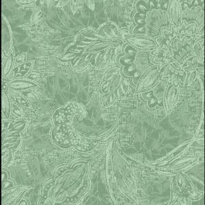 K&ouml;nnte beinhalten: Ein salbeigr&uuml;nes Blumenmuster mit einem verwitterten, strukturierten Aussehen. Das Design zeigt gro&szlig;e, stilisierte Blumen und Bl&auml;tter in einem helleren Gr&uuml;nton, wodurch eine Vintage- oder Antik-&Auml;sthetik entsteht. Der Hintergrund hat eine subtile, gewebte Textur.