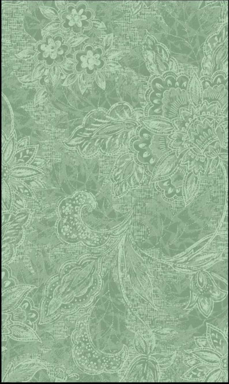 K&ouml;nnte beinhalten: Ein salbeigr&uuml;nes Blumenmuster mit einem verwitterten, strukturierten Aussehen. Das Design zeigt gro&szlig;e, stilisierte Blumen und Bl&auml;tter in einem helleren Gr&uuml;nton, wodurch eine Vintage- oder Antik-&Auml;sthetik entsteht. Der Hintergrund hat eine subtile, gewebte Textur.