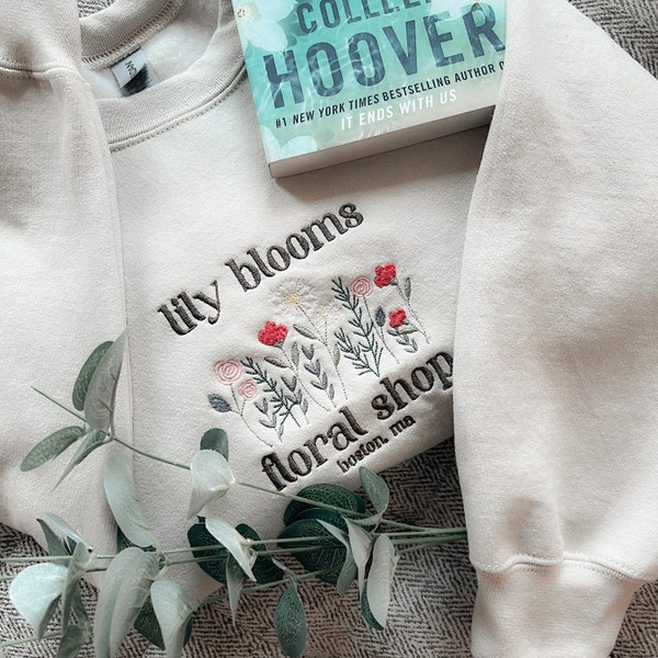 Gepersonaliseerde Lily Bloom Floral Shop Crewneck Sweatshirt, Unisex geborduurd bloemensweatshirt Het eindigt begint bij ons, Boekenliefhebber Cadeau