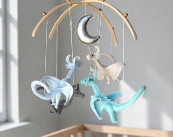 Handgemaakte babymobiel draken – Blauwe fantasie kinderkamerdecoratie met maan