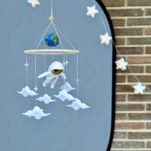 Astronaut Baby Mobile - Weltraum Kinderzimmer Dekor mit Wolken und Sternen, handgemachtes Geschenk zur Geburt