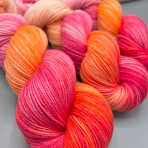Sherbet Hand Dyed Yarn: Pink Peach Merino Wool Bild 3