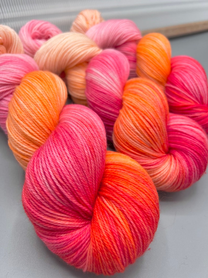 Sherbet Hand Dyed Yarn: Pink Peach Merino Wool Bild 3