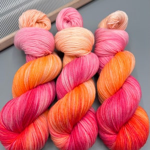 Sherbet Hand Dyed Yarn: Pink Peach Merino Wool Bild 4