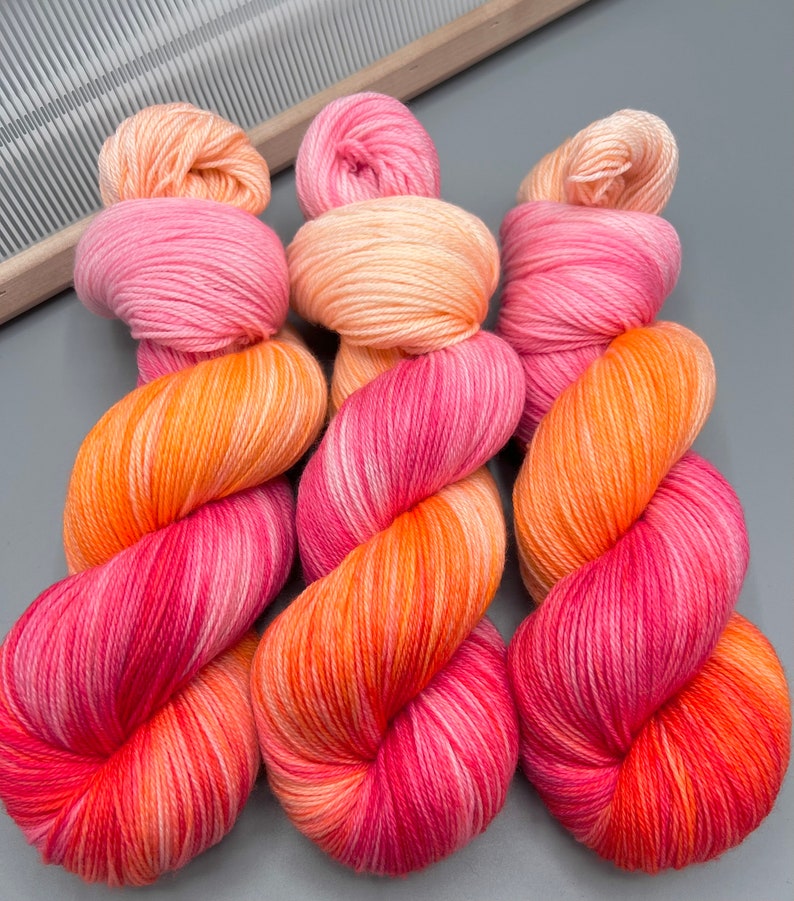 Sherbet Hand Dyed Yarn: Pink Peach Merino Wool Bild 4