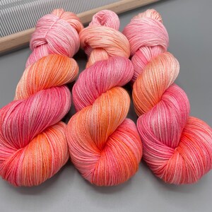 Sherbet Hand Dyed Yarn: Pink Peach Merino Wool Bild 7
